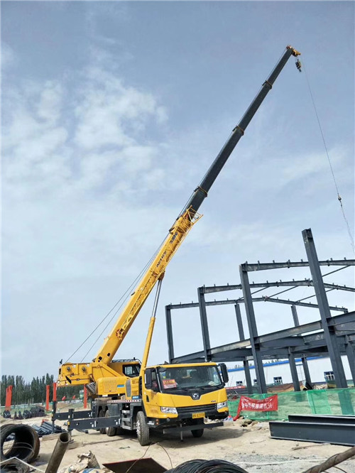 乌兰察布市超高层建筑钢结构吊装案例